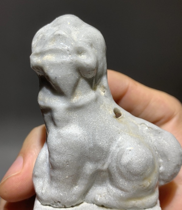 古玩陶瓷明.德化窯白釉獅子香插拍賣，當前價格120元