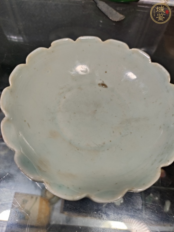 古玩陶瓷青釉花口盤真品鑒賞圖