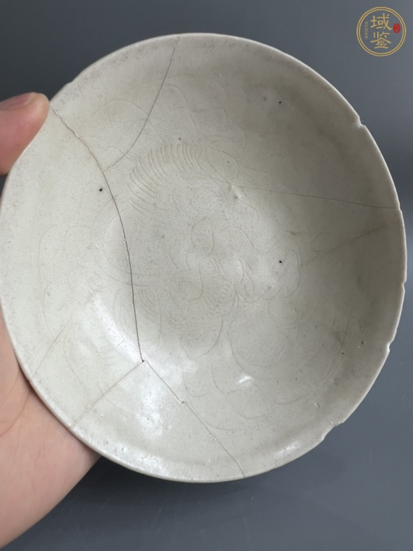 古玩陶瓷南定刻魚化龍葵口碗真品鑒賞圖
