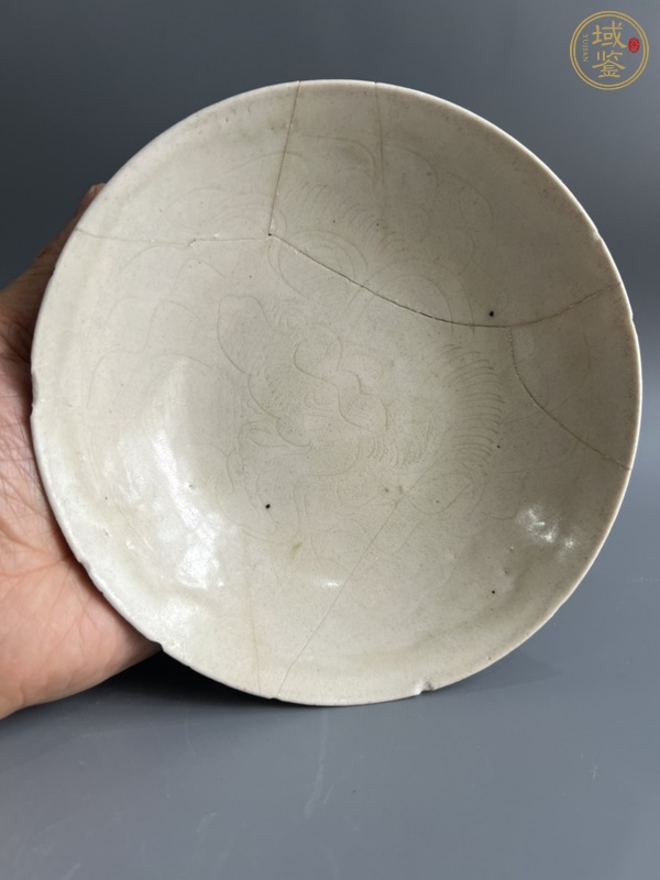 古玩陶瓷南定刻魚化龍葵口碗真品鑒賞圖