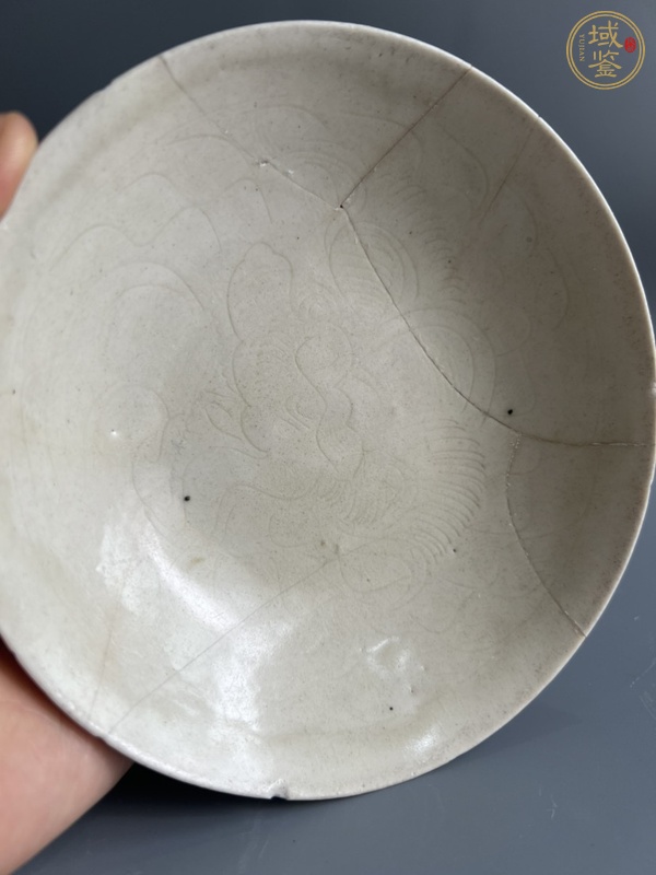 古玩陶瓷南定刻魚化龍葵口碗真品鑒賞圖