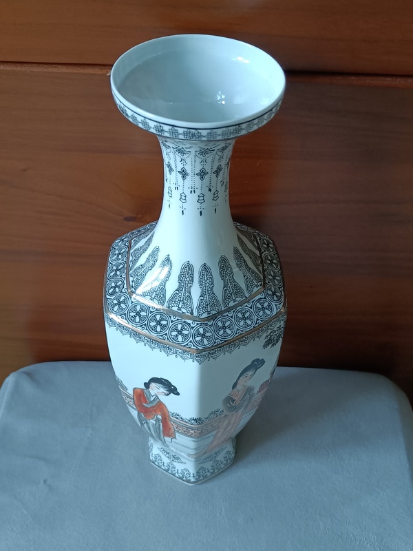 古玩轉(zhuǎn)賣礬紅墨彩六方仕女人物紋瓶拍賣,當(dāng)前價(jià)格150元
