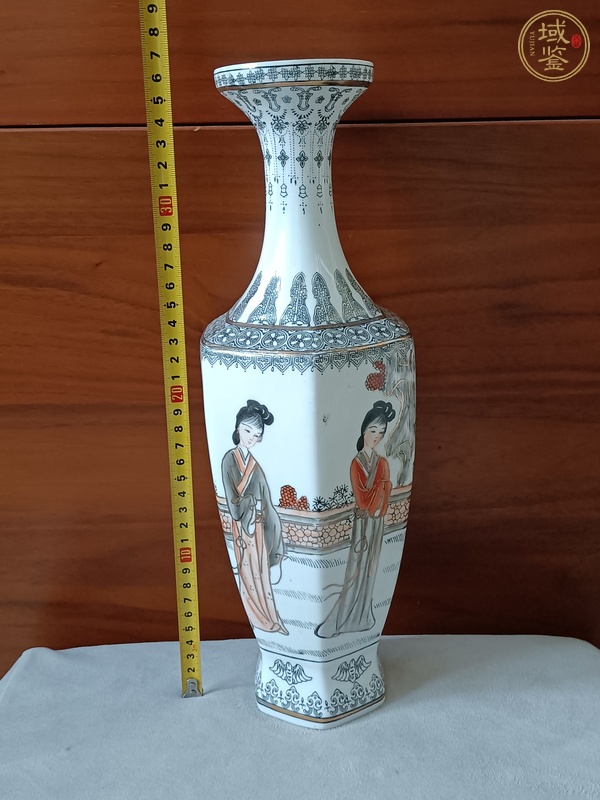 古玩陶瓷礬紅墨彩仕女人物紋瓶真品鑒賞圖