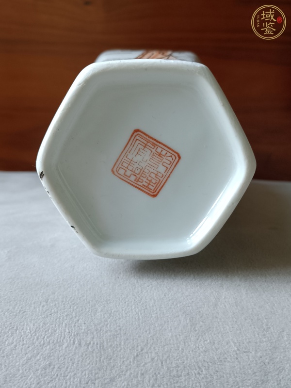 古玩陶瓷礬紅墨彩仕女人物紋瓶真品鑒賞圖