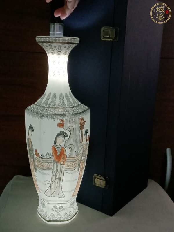 古玩陶瓷礬紅墨彩仕女人物紋瓶真品鑒賞圖