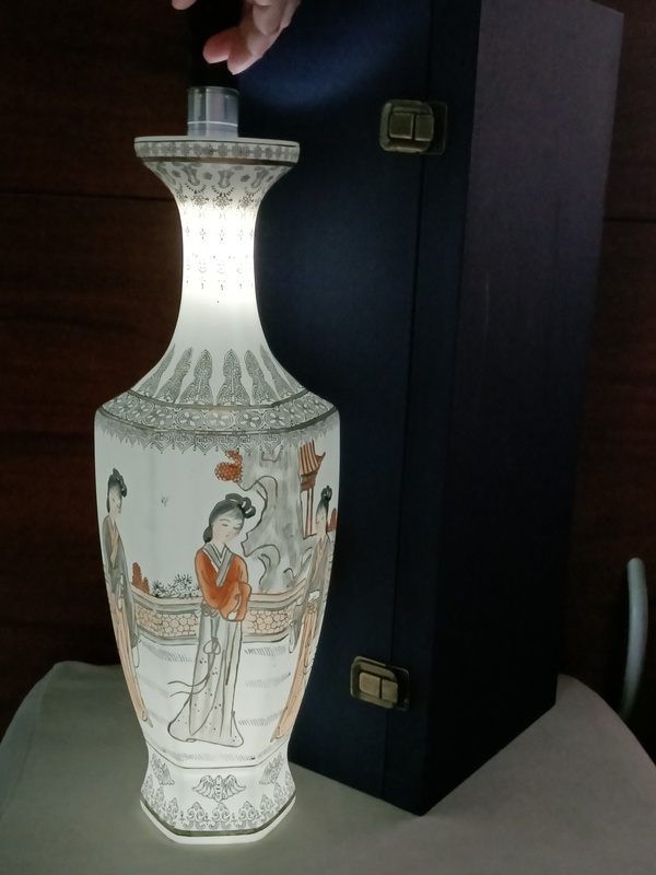 古玩陶瓷礬紅墨彩六方仕女人物紋瓶拍賣，當前價格980元