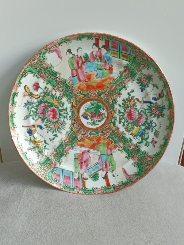古玩轉(zhuǎn)賣廣彩人物花卉紋盤拍賣,當(dāng)前價(jià)格150元