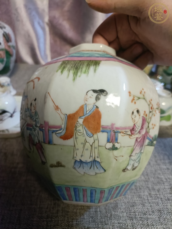 古玩陶瓷粉彩人物故事紋八方罐真品鑒賞圖