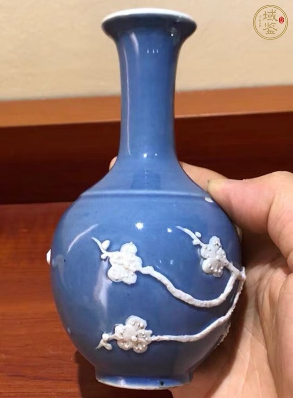 古玩陶瓷藍釉地堆白喜上眉梢瓶真品鑒賞圖