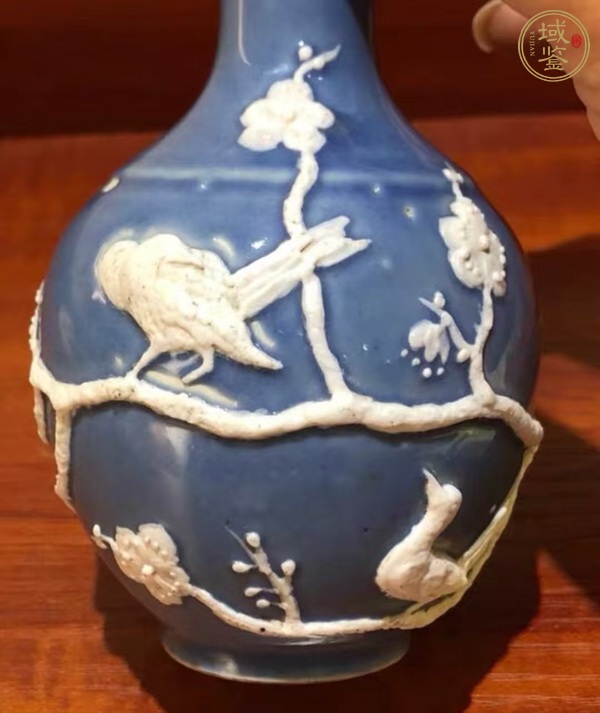 古玩陶瓷藍釉地堆白喜上眉梢瓶真品鑒賞圖
