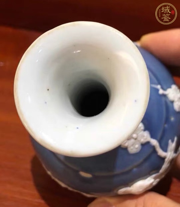 古玩陶瓷藍釉地堆白喜上眉梢瓶真品鑒賞圖