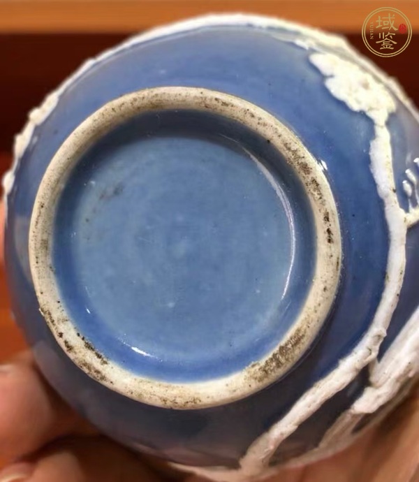 古玩陶瓷藍釉地堆白喜上眉梢瓶真品鑒賞圖