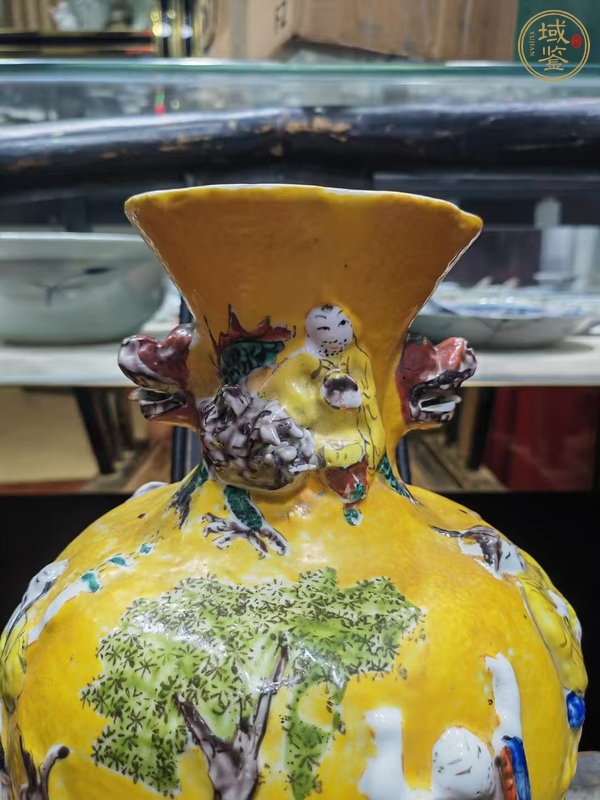 古玩陶瓷黃地淺浮雕五彩瓶真品鑒賞圖