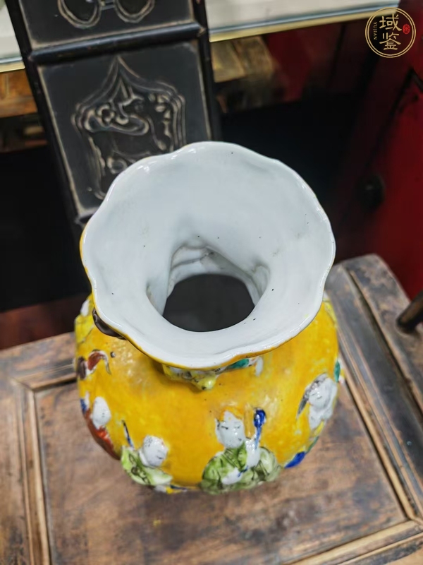 古玩陶瓷黃地淺浮雕五彩瓶真品鑒賞圖