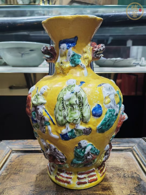 古玩陶瓷黃地淺浮雕五彩瓶真品鑒賞圖