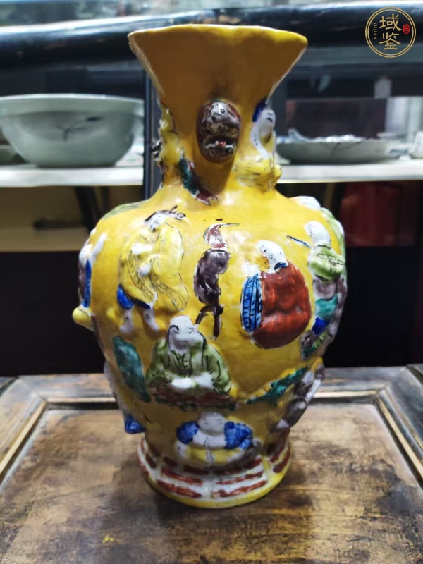 古玩陶瓷黃地淺浮雕五彩瓶真品鑒賞圖
