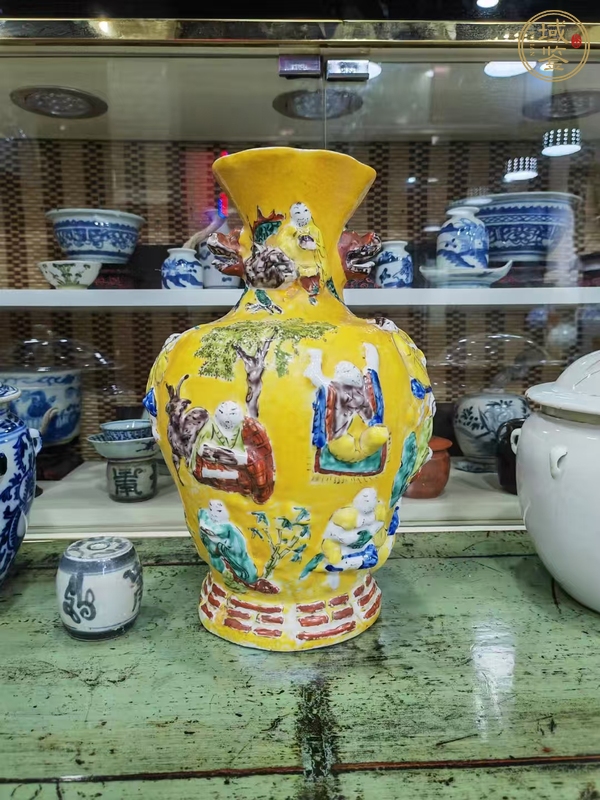 古玩陶瓷黃地淺浮雕五彩瓶真品鑒賞圖