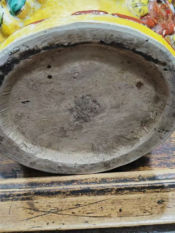 古玩陶瓷黃地淺浮雕五彩瓶真品鑒賞圖