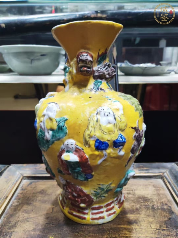 古玩陶瓷黃地淺浮雕五彩瓶真品鑒賞圖