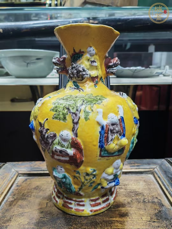 古玩陶瓷黃地淺浮雕五彩瓶真品鑒賞圖