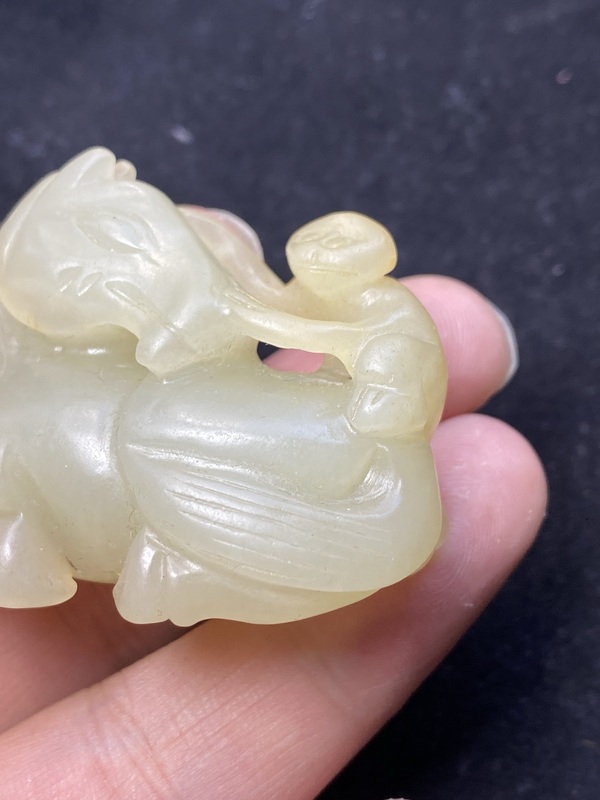 古玩玉器有年份的和田玉雕“馬上封侯”擺件拍賣(mài)，當(dāng)前價(jià)格3800元