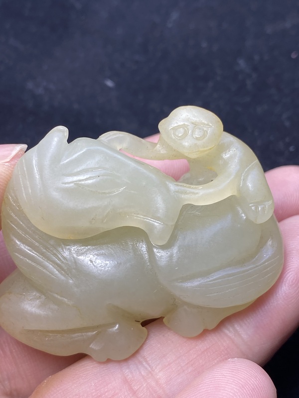 古玩玉器有年份的和田玉雕“馬上封侯”擺件拍賣(mài)，當(dāng)前價(jià)格3800元