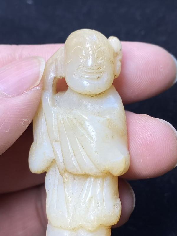 古玩玉器有年份的通天孔和田玉雕“童子”拍賣,當前價格2600元