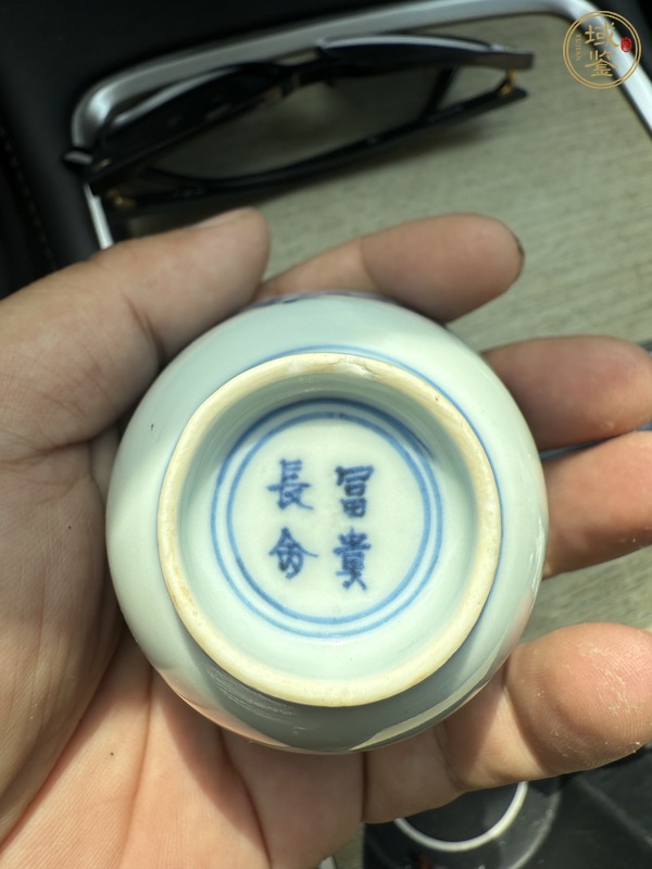 古玩陶瓷清乾隆 青花纏枝花卉螭龍紋杯真品鑒賞圖