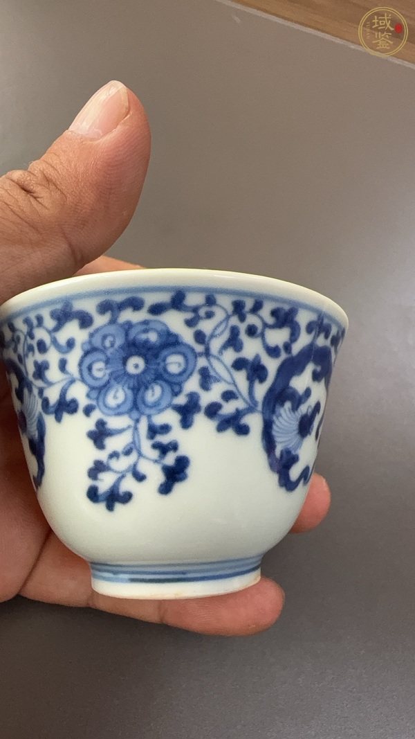 古玩陶瓷清乾隆 青花纏枝花卉螭龍紋杯真品鑒賞圖