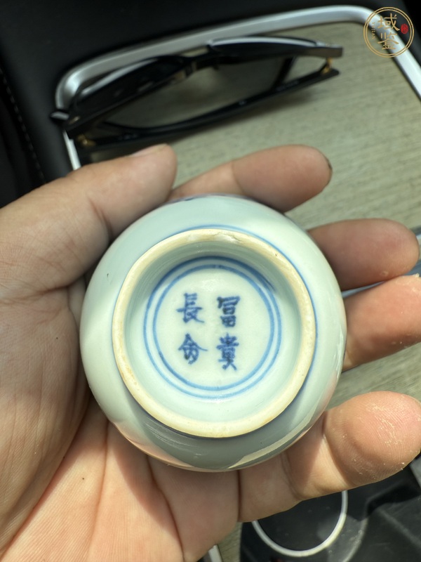 古玩陶瓷清乾隆 青花纏枝花卉螭龍紋杯真品鑒賞圖