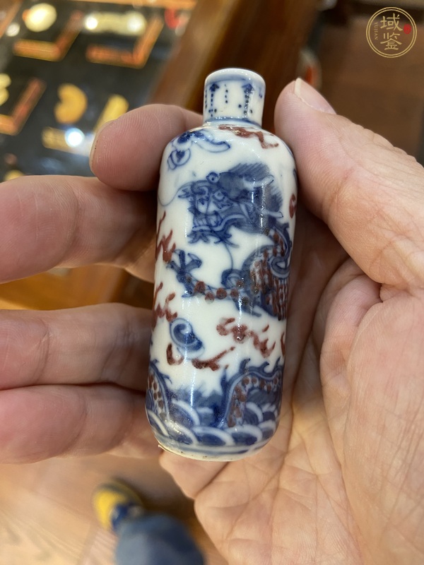 古玩陶瓷青花釉里紅龍紋鼻煙壺真品鑒賞圖