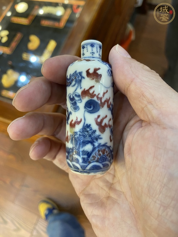 古玩陶瓷青花釉里紅龍紋鼻煙壺真品鑒賞圖