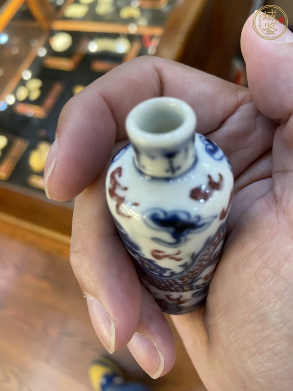 古玩陶瓷青花釉里紅龍紋鼻煙壺真品鑒賞圖