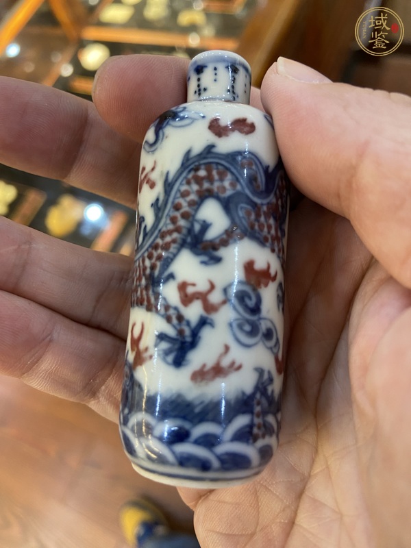 古玩陶瓷青花釉里紅龍紋鼻煙壺真品鑒賞圖