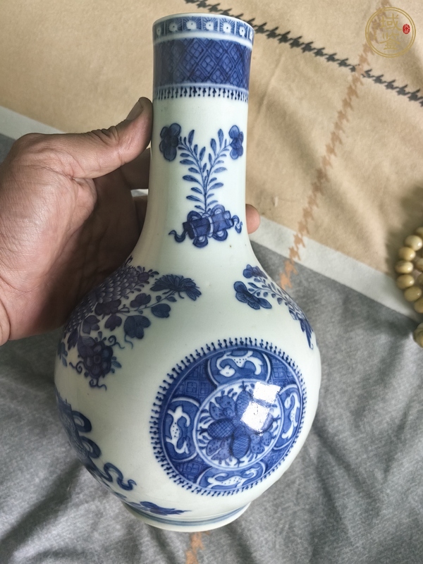 古玩陶瓷青花花卉紋天球瓶真品鑒賞圖