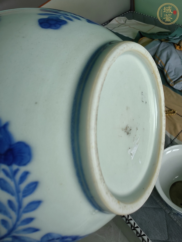 古玩陶瓷青花花卉紋天球瓶真品鑒賞圖