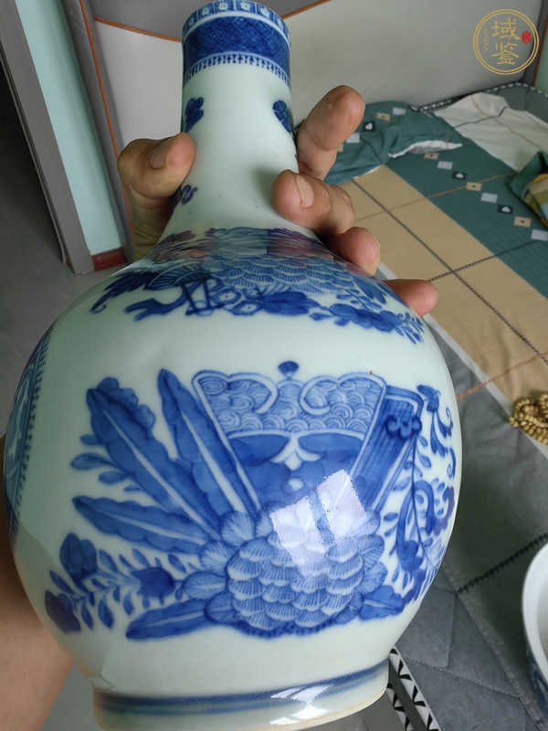 古玩陶瓷青花花卉紋天球瓶真品鑒賞圖
