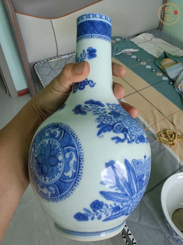 古玩陶瓷青花花卉紋天球瓶真品鑒賞圖