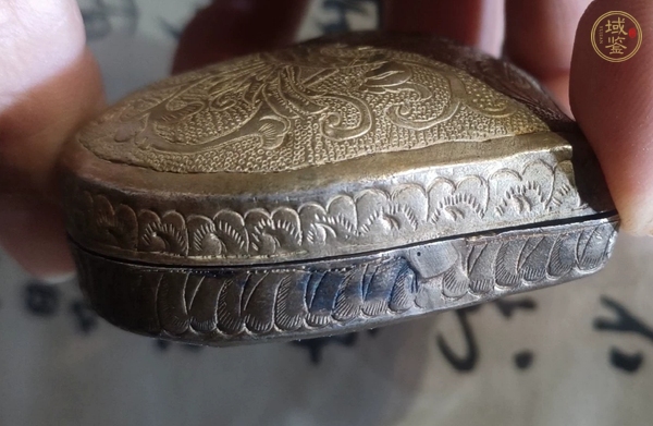 古玩雜項桃型花卉銀盒真品鑒賞圖
