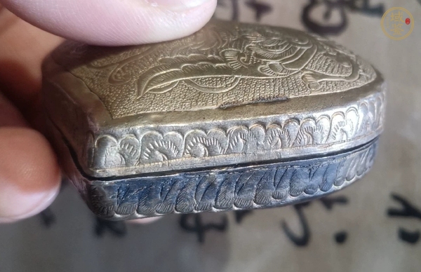 古玩雜項桃型花卉銀盒真品鑒賞圖