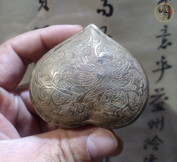 古玩雜項桃型花卉銀盒真品鑒賞圖