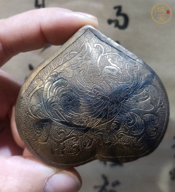 古玩雜項桃型花卉銀盒真品鑒賞圖