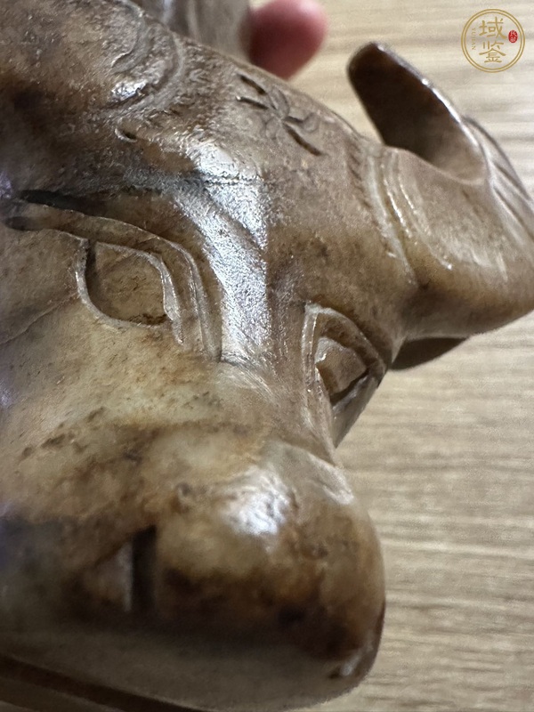 古玩玉器現代染色玉牛真品鑒賞圖