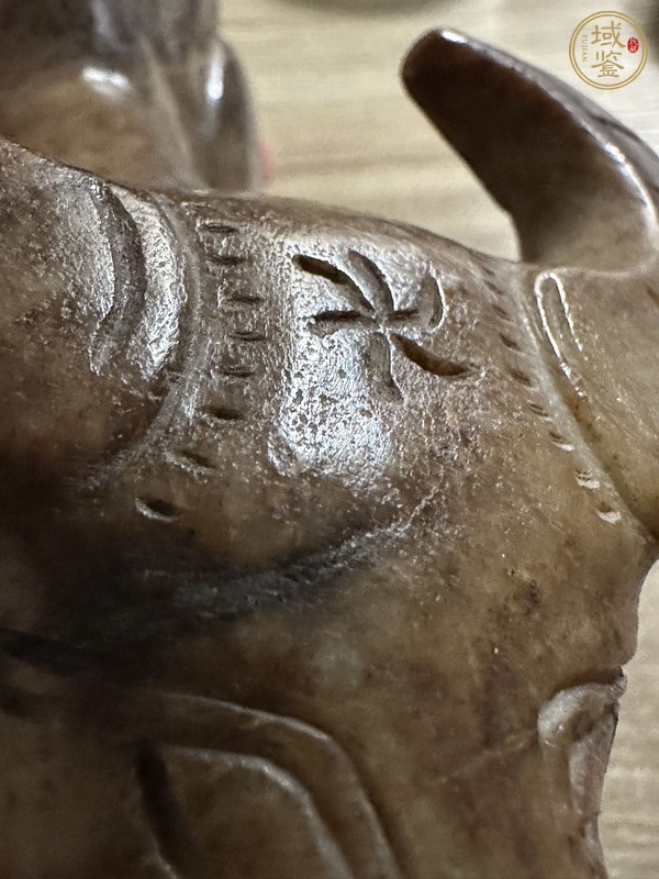 古玩玉器現代染色玉牛真品鑒賞圖