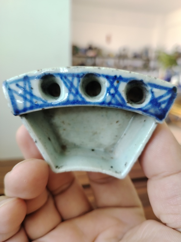 古玩轉(zhuǎn)賣(mài)(全品)清中期細(xì)路青花纏枝筆插文房用具路份高品相:品相如圖全品相尺寸7*2.6cm拍賣(mài),當(dāng)前價(jià)格750元