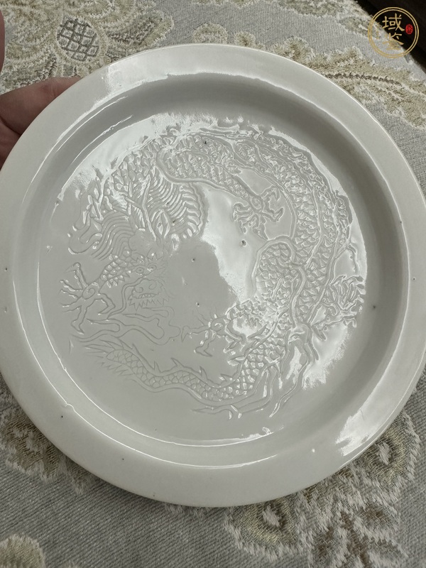 古玩陶瓷白釉刻龍紋盤真品鑒賞圖