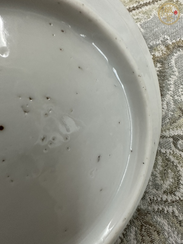 古玩陶瓷白釉刻龍紋盤真品鑒賞圖