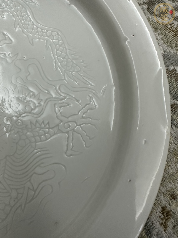 古玩陶瓷白釉刻龍紋盤真品鑒賞圖
