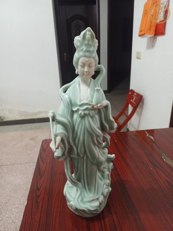 古玩陶瓷龍泉青瓷滴水觀音造像真品鑒賞圖