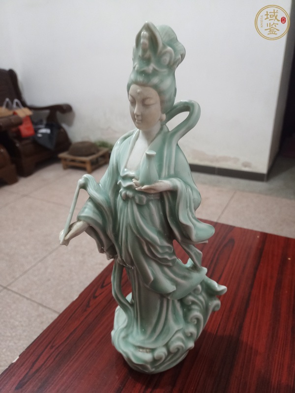 古玩陶瓷龍泉青瓷滴水觀音造像真品鑒賞圖